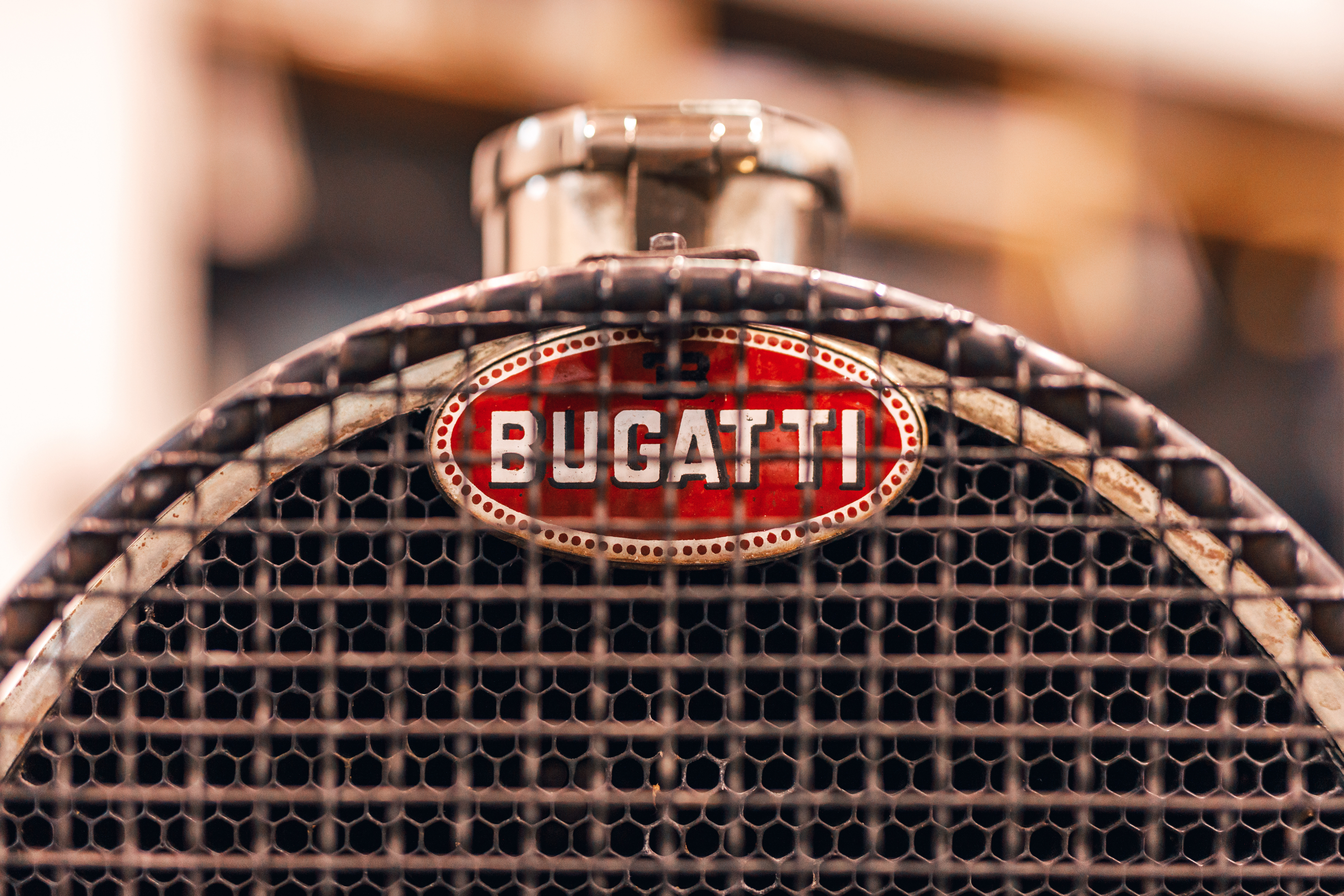 „Macaron“ Bugatti Silber Ein Emblem Bauteil Newsroom einzigartiges aus – Bugatti –