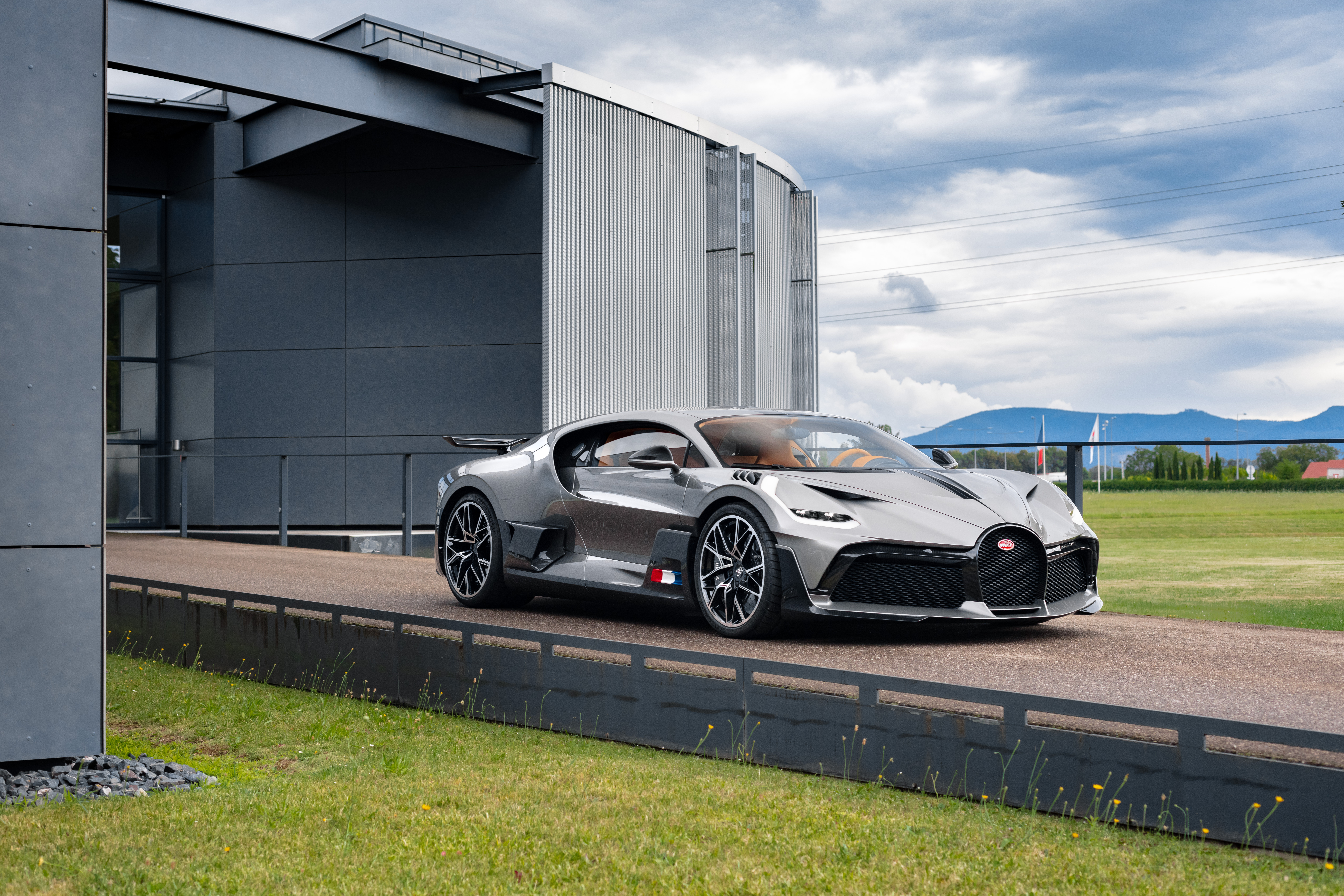 Bugatti Photo Release – First Divo deliveries to the US West Coast