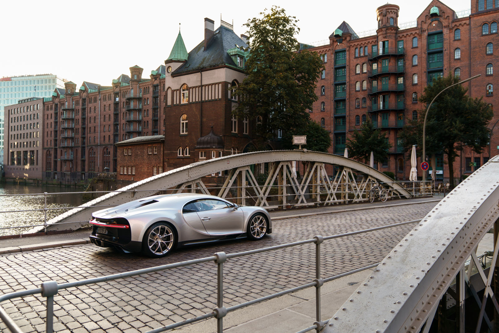 Bugatti eröffnet Showroom in neuem Design in Hamburg – Bugatti ...