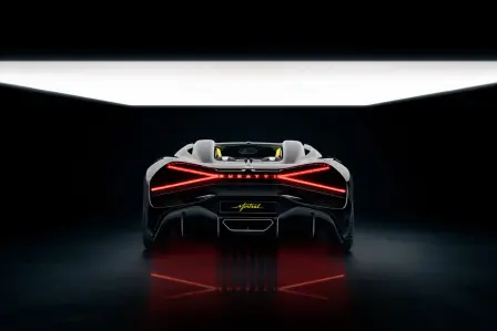 Die X-förmigen Rücklichter des W16 Mistral sind eine elegante Neuerfindung des ikonischen Designs des Bolide.  