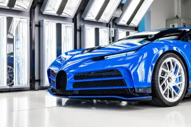 Une version contemporaine de l’extérieur et de l'intérieur de l’EB110 se mêle aux dernières technologies de pointe et au savoir-faire de Bugatti, pour sculpter la Centodieci.