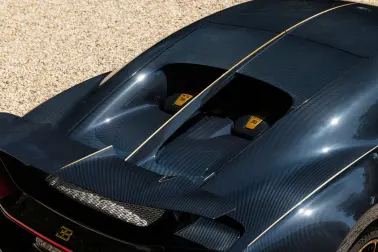 Inspirées par le style Art déco, les lignes de la L’Ébé sont rehaussées d'or et font briller la carrosserie en carbone bleu.