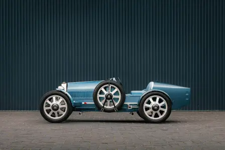 La Bugatti Baby II Tourbillon Edition fait écho aux couleurs de la Tourbillon dévoilée à Molsheim et s’orne de teintes d’Aérolithe claire et foncée.
