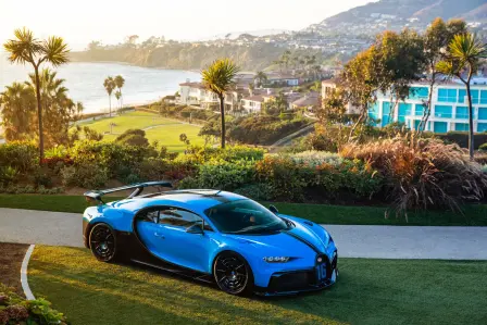 Der neue Bugatti Chiron Pur Sport vor der atemberaubenden Küste von Orange Country.