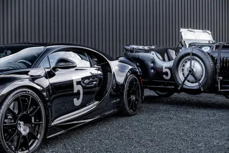 La Chiron Super Sport « Hommage T50S » en total look noir est un hommage  moderne à la Type 50S ainsi  qu’à  l’histoire de Bugatti.