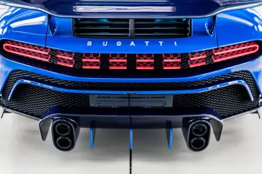 Avec son moteur W16, la Centodieci passe de 0 à 100 km/h en 2,4 secondes et atteint une vitesse maximale de 380 km/h.