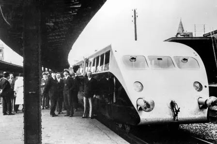 Ettore Bugattis visionärer Geist und sein Drang nach Innovationen ermöglichten eine neue Form von Schnellzügen: die Bugatti Autorail.
