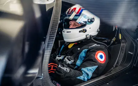 Andy Wallace, légendaire pilote de course et Pilote Officiel Bugatti, dompte la Bugatti Bolide sur ce circuit exigeant.