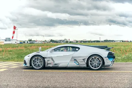 Das Divo Kundenfahrzeug am Flughafen in Colmar. Hier finden Funktionstests statt, für die Geschwindigkeiten über 250 km/h erforderlich sind.