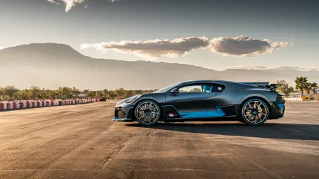 En action: la Bugatti Divo en Divo Titanium Silver Matt.