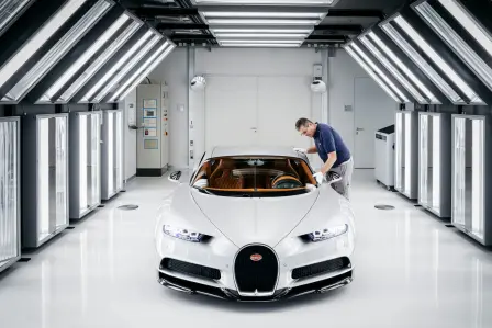 Depuis 2016, la Bugatti Chiron est assemblée à la main dans l'Atelier de Molsheim, en France.