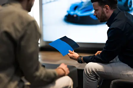 Jascha Straub, Sales and Design Executive bei Bugatti, berät Kunden bei der Konfiguration ihres Hypersportwagens.