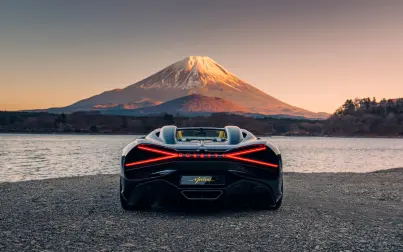 Le feu arrière en forme de « X » de la W16 Mistral prend la pose devant le mythique mont Fuji.
