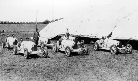 Fünf Type 35 nahmen am Grand Prix 1924 teil. Ettore Bugatti steht neben einem sechsten – dem ursprünglichen Prototyp – der in Reserve gehalten wurde.