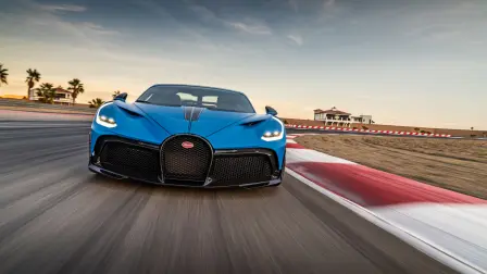 En action: la Bugatti Divo en French Racing Blue Matt.