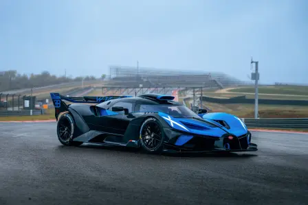 La Bolide du client arbore la couleur emblématique « French Racing Blue » et présente des accents « Nocturne » et « Nocturne Black » audacieux, témoignage de l'histoire de Bugatti en course automobile.