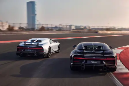 Das Bugatti Leistungsspektrum: Der Chiron Pur Sport und der Chiron Super Sport auf dem Autodrome Dubai.