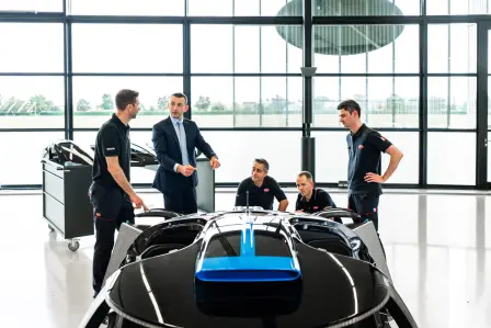 Der Bugatti Kundendienst und sein globales Partnernetz bereiten sich auf die bevorstehenden Auslieferungen von Bolide und Mistral vor.