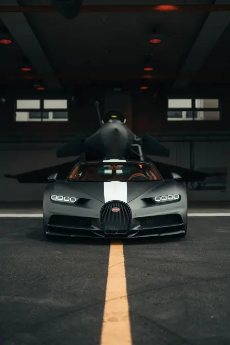 Bugatti Chiron Sport ‘Les Légendes du Ciel’ und Dassault Rafale Marine – Ein Rendezvous zweier Superlative.