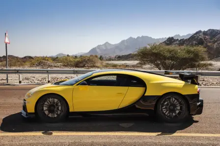 Der Chiron Pur Sport mit Farbsplit in Jaune Molsheim und Carbon.