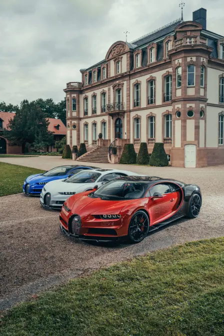 Bugatti célèbre la fête nationale française : trois Chiron Sport devant le Château Saint-Jean à Molsheim.