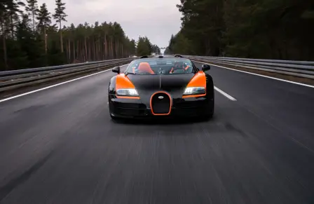 Der Veyron 16.4 Grand Sport Vitesse hält den Geschwindigkeitsrekord für ein Serienfahrzeug ohne Dach.