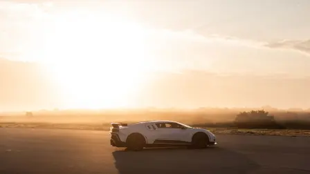 Le véhicule prototype de présérie est poussé à ses limites par les pilotes d'essai et les ingénieurs de Bugatti sur la piste d'essai de Nardò.