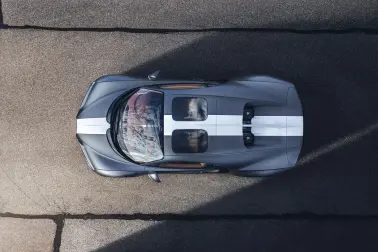 Quelles que soient la couleur et la finition choisies par le client, chez Bugatti, le processus méticuleux de peinture nécessite à lui seul un minimum de 600 à 700 heures de travail.