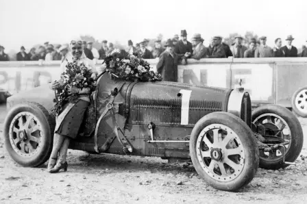 Elizabeth Junek gewinnt 1927 mit ihrem Type 35 den Coupe des Dames auf der Rennstrecke von Montlhéry.