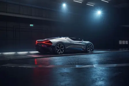 Inspiriert durch das reiche Erbe der Marke und das große technische Know-how entstand bei der Entwicklung des W16 Mistral der bis dato aerodynamischste Roadster von Bugatti.