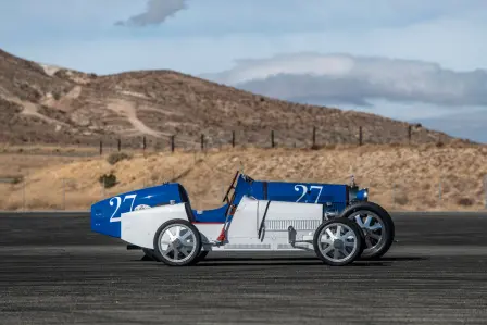 La Bugatti Baby II à l'échelle 3/4 reprend la célèbre forme de l'original.