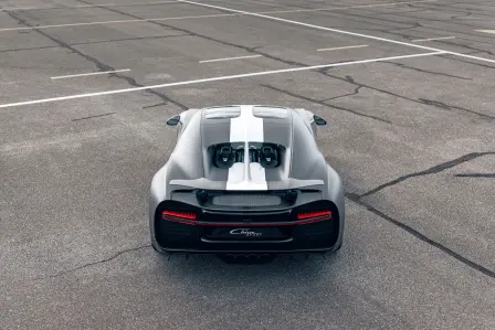 Bugatti Chiron Sport « Les Légendes du Ciel » statique - vue arrière surélevé