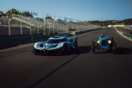 Auf der berühmten Rennstrecke von Laguna Seca trafen sich der Type 35T Grand Prix und die 100-Jahre-Jubiläumsedition des Bolide.