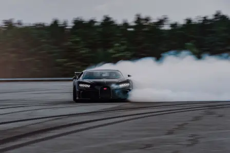 Beim Drift der C-Linie quillt der Qualm aus den vier Radhäusern des Chiron Pur Sport.