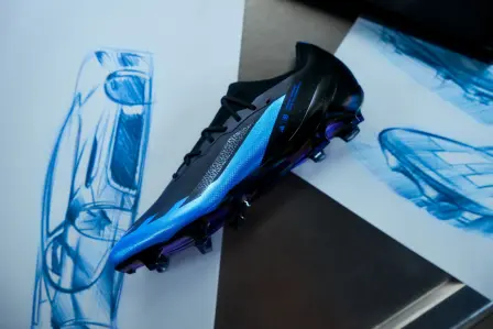 Die adidas X Crazyfast Bugatti Kollektion nutzt die Eigenschaften, die die Marke Bugatti auszeichnen.