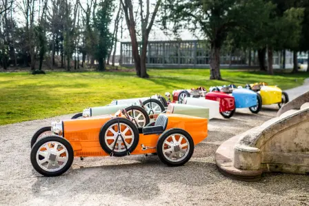 Six Bugatti Baby II aux couleurs vives du printemps ont également fait partie de cette ultime expérience de livraison.