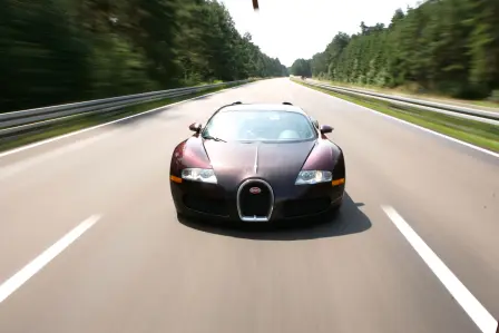 Il y a 15 ans, la Bugatti Veyron 16.4 réalise l´impossible et devient le premier véhicule de série à franchir la barre des 400 km/h.