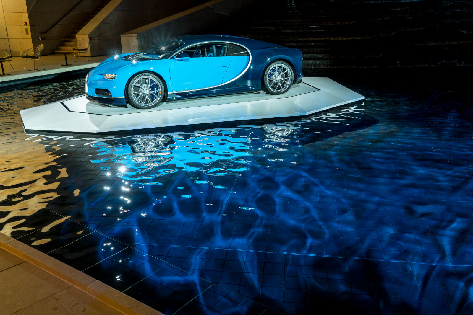 Bugatti Chiron on a flying visit to the Fondation Louis Vuitton – Bugatti  Newsroom