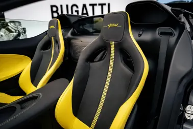 Der Innenraum des W16 Mistral wurde von den Lieblingsfarben Ettore Bugattis inspiriert: Schwarz und Gelb.
