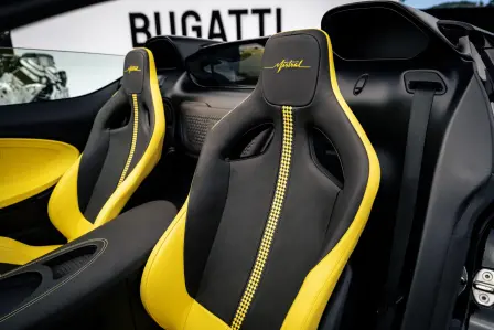 L'intérieur de la W16 Mistral a été inspiré par les couleurs préférées d'Ettore Bugatti : le noir et le jaune.