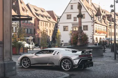 Steve Jenny, Testfahrer von Bugatti, testet den Centodieci auf den Kopfsteinpflasterstraßen von Obernai im Elsass.