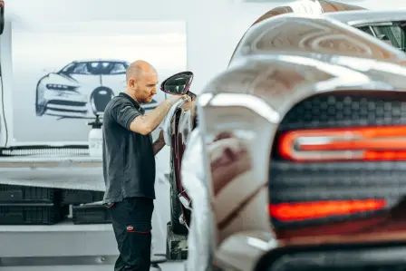 A l’Atelier, lieu d’assemblage de toutes les voitures modernes, les visiteurs découvrent en exclusivité l’incroyable savoir-faire déployé par Bugatti.
