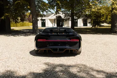 Bugatti rend hommage à L'Ébé, fille d’Ettore Bugatti, avec les derniers modèles européens de la Chiron et la Chiron Sport.