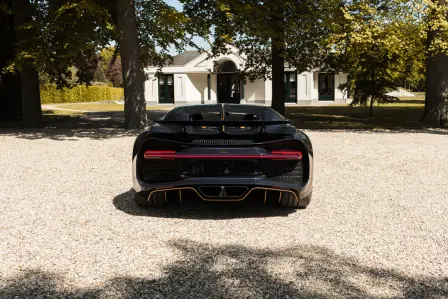 Mit den finalen Fahrzeugen des Chiron und Chiron Sport in Europa ehrt Bugatti L'Ébé, Tochter von Ettore Bugatti.