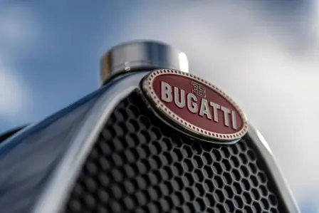 La Bugatti Baby II affiche fièrement son macaron Bugatti en argent massif de 50g.