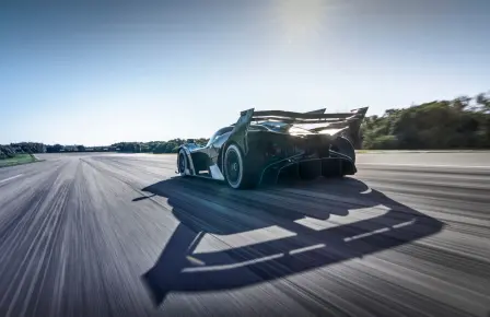 Beim Streben nach Perfektion haben die Bugatti-Ingenieure einen Hypersportwagen für die Rennstrecke entwickelt, der den Fahrer dazu einlädt, seine Grenzen auszuloten.