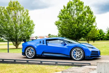 Pour ce premier exemplaire, le propriétaire a choisi la combinaison du Bleu Bugatti et de l’argenté au niveau des roues pour rendre hommage à sa EB110, parée des mêmes couleurs emblématiques.