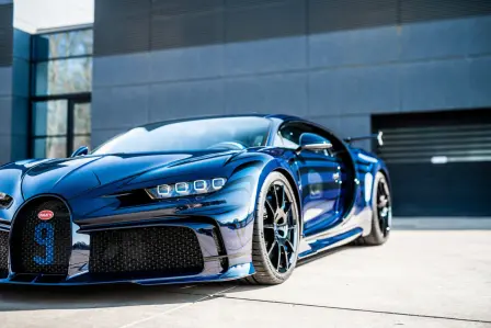 Avec la carrosserie bleu carbone, cernée de rayures de teinte nocturne est une Chiron Pur Sport qui sort également de l'Atelier.