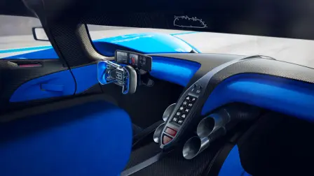 Das Cockpit ist von der Welt des Motorsports inspiriert und von erlesener Handwerkskunst und raffiniertem Luxus geprägt.
