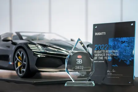 Den regionalen Gewinnern wurde das Zertifikat des Bugatti Service Excellence Programme 2022 sowie eine Glastrophäe überreicht.